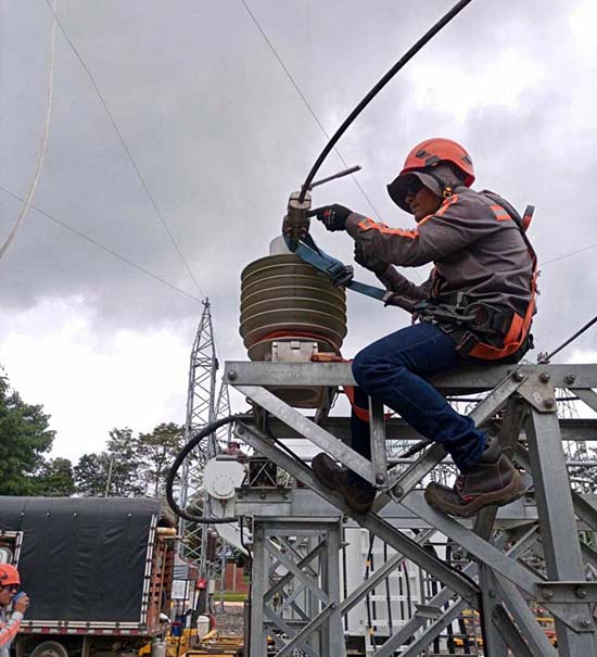 FyR ingenieros. Reparando un transformador de potencia en subestación eléctrica